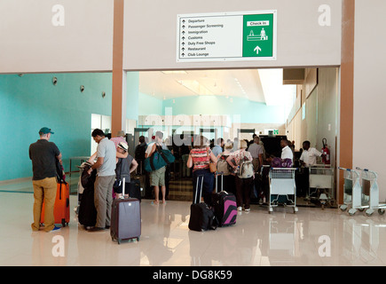 I passeggeri del trasporto aereo passando attraverso i controlli di sicurezza in aeroporto di Livingstone, Zambia, Africa