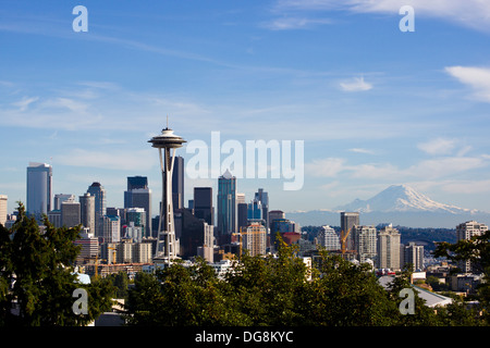 Vista sullo skyline di Seattle e il Monte Rainier da Kerry Park. Seattle, Washington, Stati Uniti d'America. Foto Stock