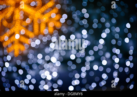 Natale con sfondo sfocato il simbolo del fiocco di neve e luci Foto Stock