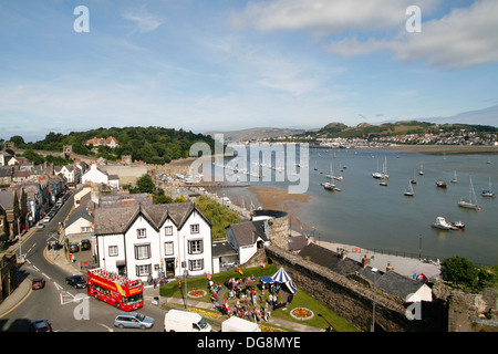 Conwy estuario e mura di cinta del castello da Conwy Wales UK Foto Stock