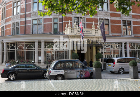 Taxi fuori il Connaught Hotel Mayfair London Foto Stock