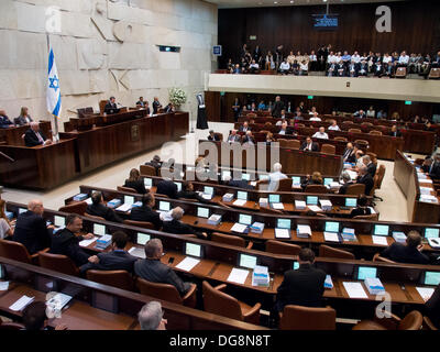 Gerusalemme, Israele. Il 16 ottobre 2013. Knesset Plenum mantiene la sessione speciale per onorare la memoria di Yitzhak Rabin‎, ex Primo Ministro e Ministro della Difesa, assassinato il 4 Novembre 1995 da un assassino ebraico, al termine di una dimostrazione di massa in Tel Aviv nel sostenere il processo di pace. Gerusalemme, Israele. 16-ott-2013. Credito: Nir Alon/Alamy Live News Foto Stock