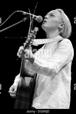 Cantante e cantautore Laura Marling esegue davanti a una folla venduto al Cambridge Corn Exchange Foto Stock