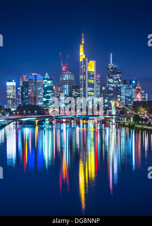 Skyline di Francoforte, in Germania, il centro finanziario del paese. Foto Stock