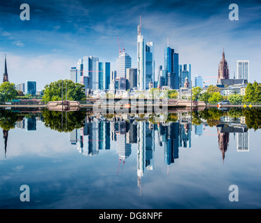 Skyline di Francoforte, in Germania, il centro finanziario del paese. Foto Stock