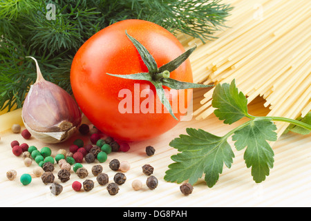 La pasta (raw) spaghetti pomodoro, aneto, prezzemolo, aglio e pepe su un tagliere Foto Stock