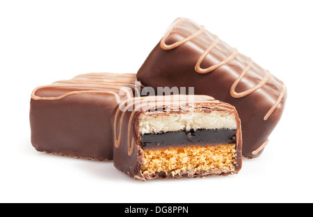 Biscotti cioccolato tagliati su sfondo bianco Foto Stock