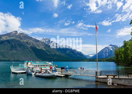 Barca ancorata al di fuori di Lake McDonald Lodge, Lago McDonald, il Parco Nazionale di Glacier, Montana, USA Foto Stock