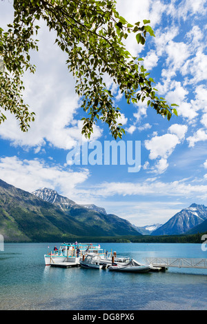 Barca ancorata al di fuori di Lake McDonald Lodge, Lago McDonald, il Parco Nazionale di Glacier, Montana, USA Foto Stock