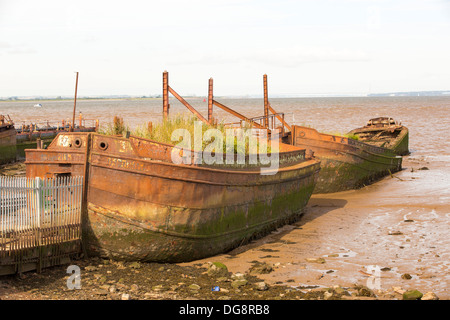 Vecchi scafi di navi che viene utilizzato per fornire un riparo per una nave cantiere al fine di sale sul Humber Estuary, vicino Hull nello Yorkshire, Regno Unito. Foto Stock