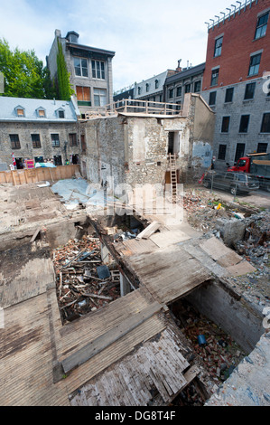 Demolizione di un edificio del XIX secolo nella vecchia Montreal, provincia del Québec in Canada. Foto Stock