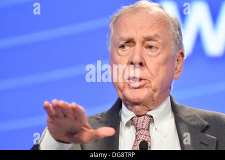 Washington, DC, Stati Uniti d'America. Xvi oct, 2013. T. BOONE PICKENS, presidente della BP Capital Management, parla a un forum sulla sicurezza energetica sponsorizzato da fissare l'America l'energia del futuro. Credito: Jay Mallin/ZUMAPRESS.com/Alamy Live News Foto Stock