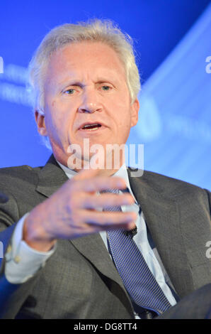 Washington, DC, Stati Uniti d'America. Xvi oct, 2013. JEFFREY IMMELT, presidente e CEO di General Electric, parla a un forum sulla sicurezza energetica sponsorizzato da fissare l'America l'energia del futuro. Credito: Jay Mallin/ZUMAPRESS.com/Alamy Live News Foto Stock