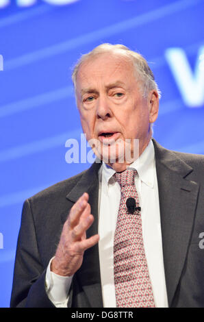 Washington, DC, Stati Uniti d'America. Xvi oct, 2013. T. BOONE PICKENS, presidente della BP Capital Management, parla a un forum sulla sicurezza energetica sponsorizzato da fissare l'America l'energia del futuro. Credito: Jay Mallin/ZUMAPRESS.com/Alamy Live News Foto Stock