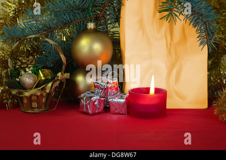 Scheda di Natale concetto. Decorazione di natale con candela di masterizzazione e copia di spazio. Foto Stock