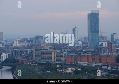 Il centro città di Manchester edifici monumentali e sullo skyline compresi Beetham Tower e la Town Hall Foto Stock
