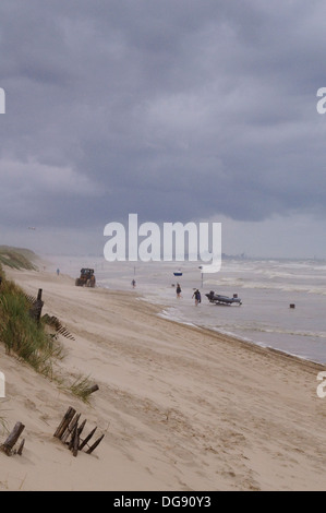 La spiaggia di bray dunes guardando in direzione di Dunkerque Foto Stock