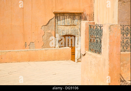 Vecchio edificio con la porta e i simboli sopra di esso nella cittadella di Erbil, Kurdistan Iraq Foto Stock