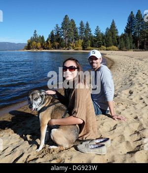 Coppia con cane a Kiva Beach in Lake Tahoe Foto Stock