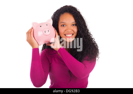 Giovane africano donna americana mettendo moneta nel salvadanaio isolato Foto Stock