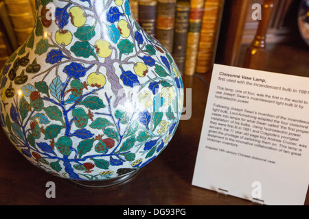 Una vecchia lampada elettrica, il primo al mondo a utilizzare il nuovo inventato lampadina elettrica a Cragside, Rothbury, Northumberland, la casa del Signore Armstrong, Vittoriano di un ingegnere e inventore, che girò Cragside nella prima casa in tutto il mondo per essere illuminato da energia idroelettrica. Foto Stock