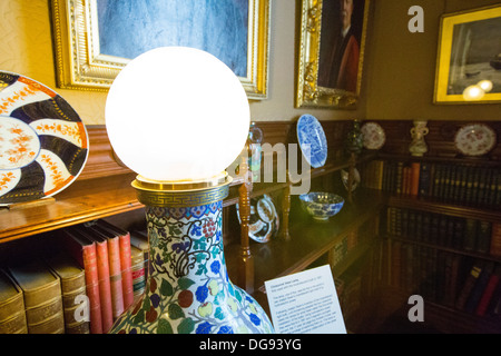 Una vecchia lampada elettrica, il primo al mondo a utilizzare il nuovo inventato lampadina elettrica a Cragside, Rothbury, Northumberland, la casa del Signore Armstrong, Vittoriano di un ingegnere e inventore, che girò Cragside nella prima casa in tutto il mondo per essere illuminato da energia idroelettrica. Foto Stock