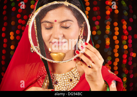 Donna indiana sul fare Pooja su Karva Chauth Foto Stock