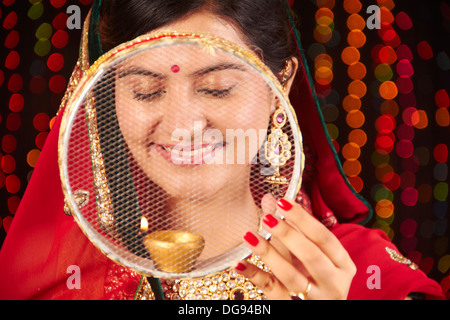 Donna indiana sul fare Pooja su Karva Chauth Foto Stock