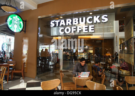 Cilandak Town Square, Jakarta, Indonesia - 12 Ottobre 2013: persone aventi una sosta al caffè Starbucks in città Cilandak Squa Foto Stock