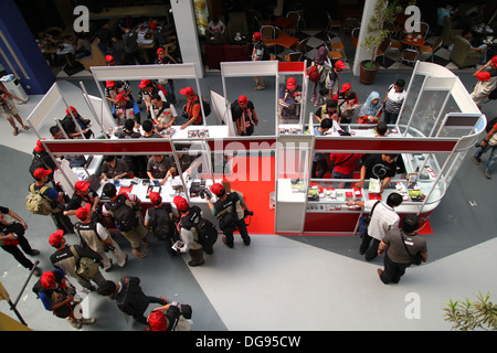 Cilandak Town Square, Jakarta, Indonesia - 12 Ottobre 2013: persone affollamento una Canon in stand Cilandak Town Square, Giacarta. Può Foto Stock