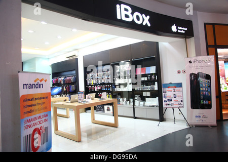 Cilandak Town Square, Jakarta, Indonesia - 12 Ottobre 2013: iBox in uscita Cilandak Town Square, Giacarta. iBox è uno dei fe Foto Stock