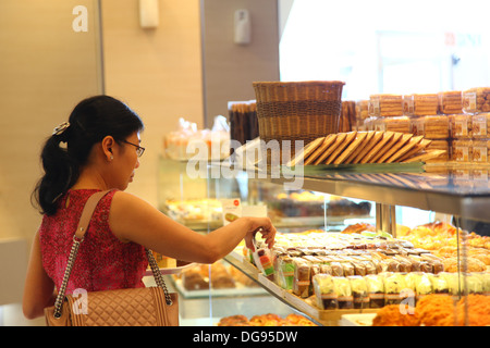 Cilandak Town Square, Jakarta, Indonesia - 12 Ottobre 2013: una donna prende il pane e pasta al forno BreadTalk nella città di Cilandak Foto Stock