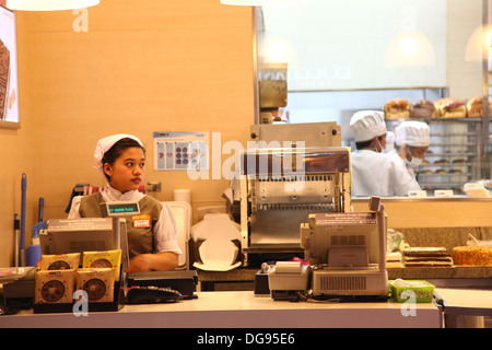 Cilandak Town Square, Jakarta, Indonesia - 12 Ottobre 2013: una femmina di cassiere sul suo post a BreadTalk panetteria di Cilandak Città S Foto Stock