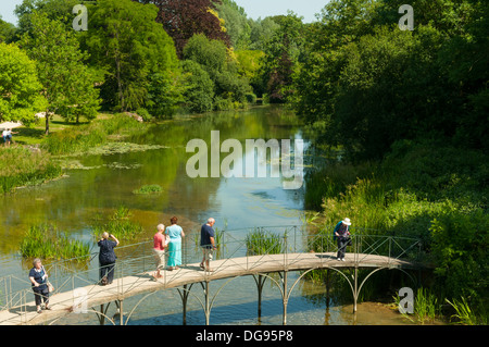 Fiume in giardini, il Palazzo di Blenheim, Woodstock, Oxfordshire, Inghilterra Foto Stock