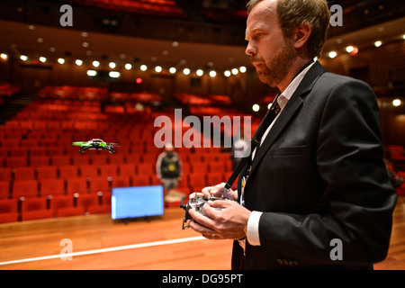 Eirik Solheim battenti un giocattolo quadcopter con visuale in prima persona (FPV), noto anche come remoto-persona vista (RPV) Foto Stock