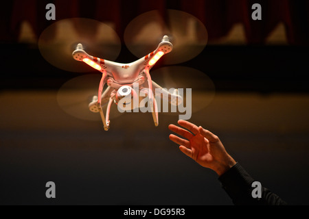 Drone fantasma durante ColinÂ Guinn della presentazione al fuchi e antenna Robotics Conference (DARC) Foto Stock