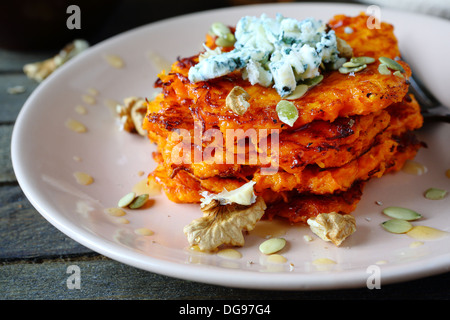 Frittelle di zucca con miele e formaggio blu, cibo close up Foto Stock