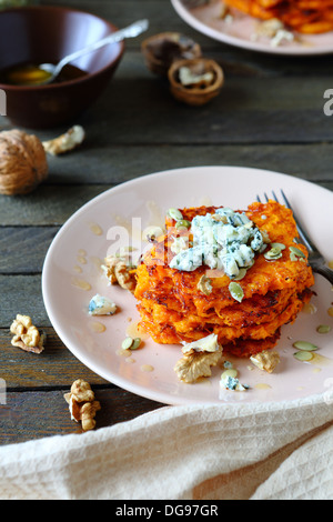 Frittelle di zucca con il miele e il Roquefort, cibo close up Foto Stock