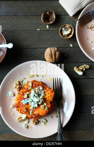 Deliziose Frittelle di zucca con formaggio blu, cibo vicino la vista superiore Foto Stock