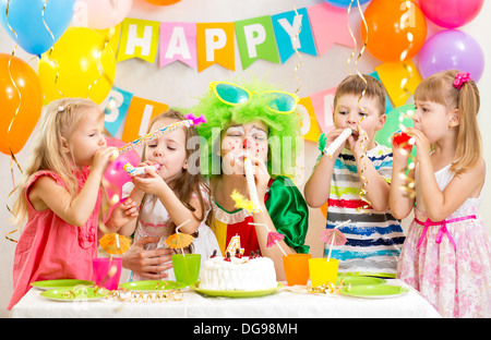 Bambini e clown alla festa di compleanno Foto Stock
