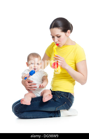 La madre e la bambina gioca giocattoli musicali Foto Stock