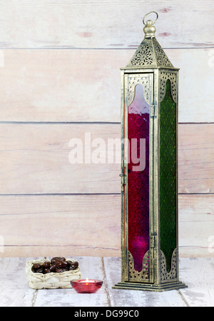 Vetro e bronzo colorata Lanterna di metallo con candela e cesto di date Foto Stock