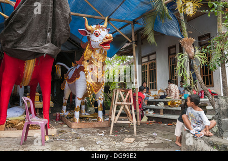 Gli abitanti di un villaggio di preparazione di bull statue per un rituale Indù cerimonia di cremazione, vicino Muncan e Selat, Bali Orientale, Indonesia. Foto Stock