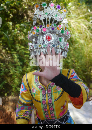 Cina, provincia di Guangxi, Guilin, ragazza con abito tradizionale Foto Stock