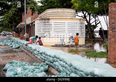 I contrappesi sono impilati sulla banca del fiume Mekong per prevenire le alluvioni in Kampong Cham, Cambogia. Foto Stock
