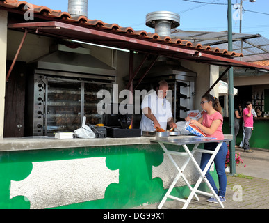 Madeira Portogallo, una giovane donna di pollo di acquisto da un mercato all'aperto Santo De La Serra Villaggio Foto Stock