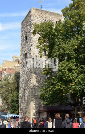 Città chiesa di Saint Michael presso la porta nord con Torre sassone in Cornmarket Street a Oxford. In Inghilterra. Con gli acquirenti & tourist Foto Stock