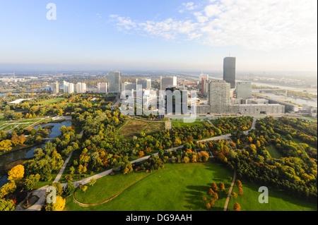 Vienna, skyline, città del Danubio, DC Tower 1, 2013, edificio più alto di Vienna, 250 m, architetto Dominique Perrault Foto Stock