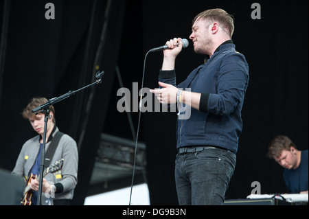 Jonathan bosone di Higgs e Alex Robertshaw della British alternativa pop/rock band tutto tutto performanti a Zurigo Openair 2013. Foto Stock