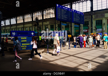 I pendolari e i turisti alla Stazione Ferroviaria Nyugati Stazione di Budapest Foto Stock